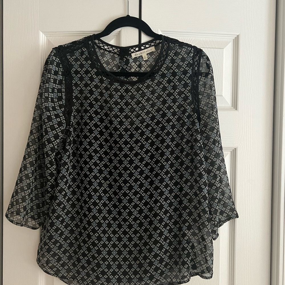 Flattering with a semi transparent layer, an attached underlayer. Like new